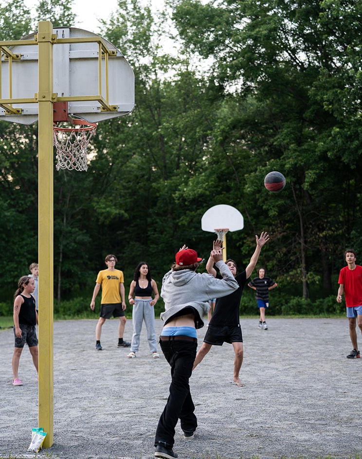 personnes jouant au basket au camping de la montagne d'argent
