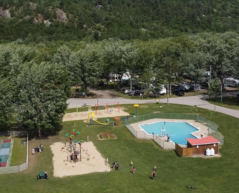 terrain de jeu avec piscine du camping de la montagne d argent